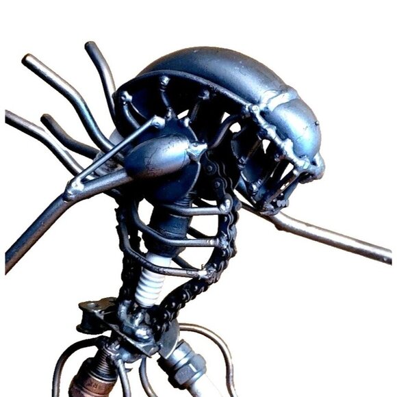 Alien Xenomorph Warrior Vintage Handmade Metal Art Sci-Fi Steampunk Figurine - Picture 2 of 3